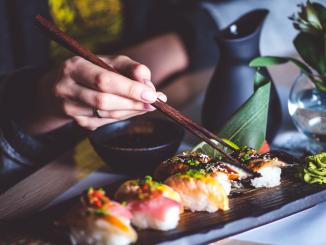 cara makan sushi